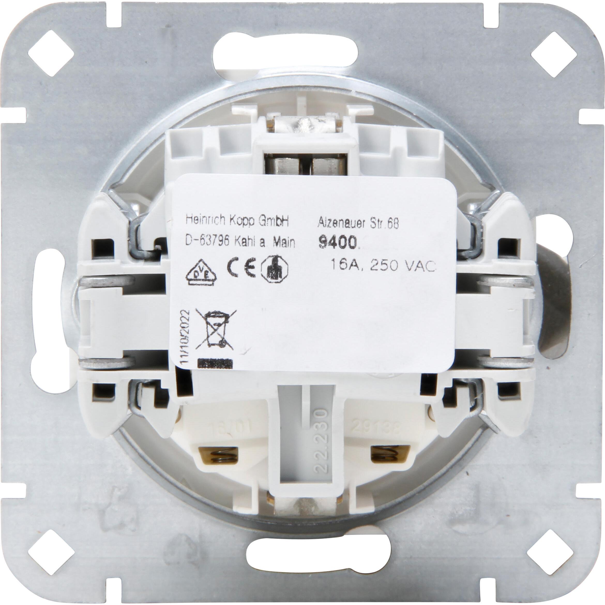 HK07 - Earthed socket outlet with shutter, colour: arctic white - Image 3