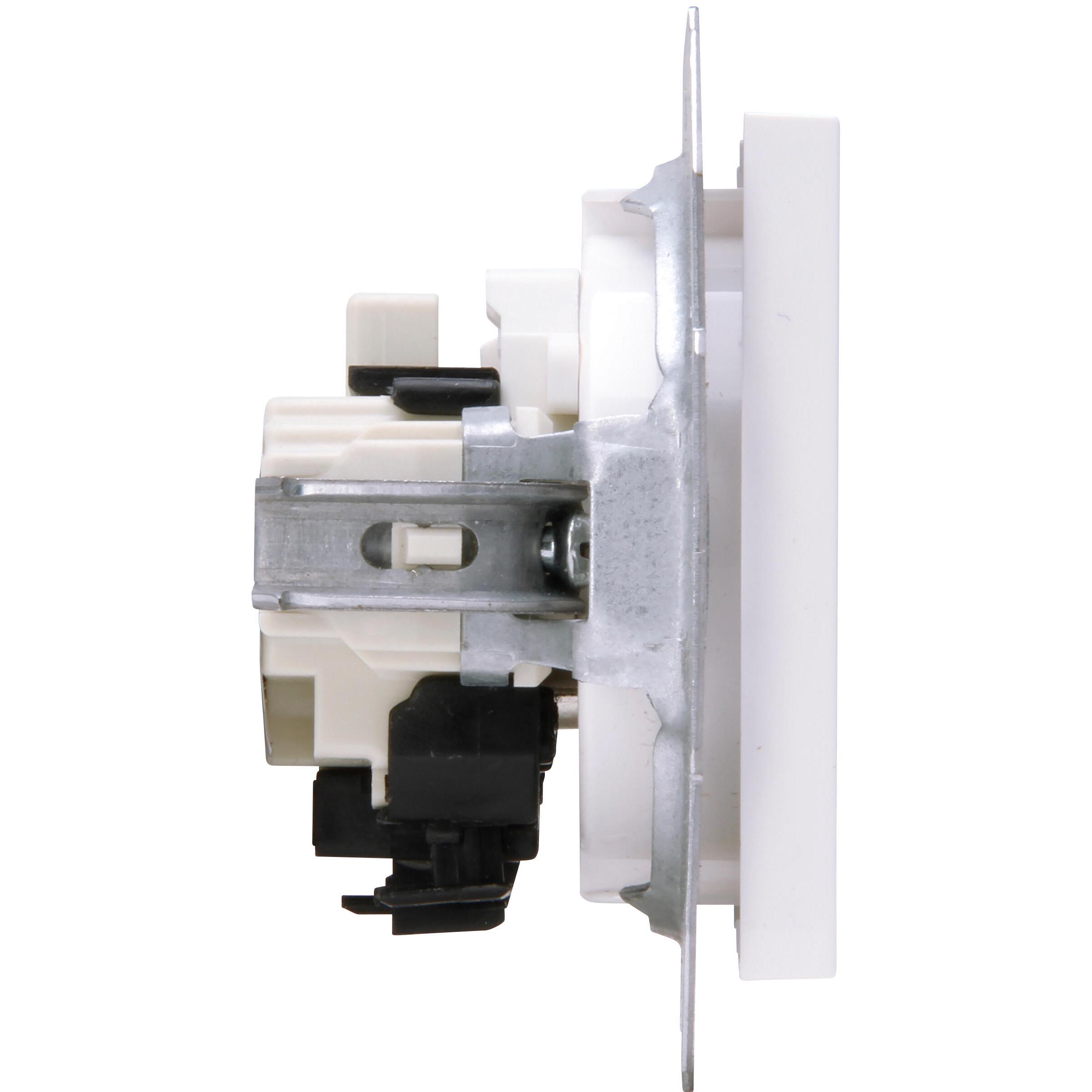 HK07 - earthed socket outlet with central earth contact and with shutter, colour: arctic white - Image 6
